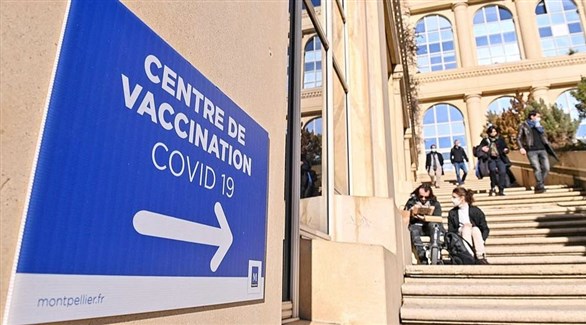 فرنسيون أمام مركز تطعيم باللقاح ضد كورونا في مدينة مونبلييه (أرشيف)