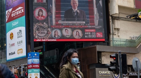 لوحة إلكترونية في هونغ كونغ عليها صورة الرئيس الأمريكي جو بايدن.(أرشيف)