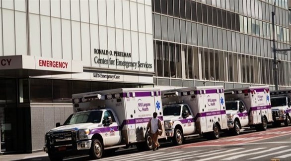 مركبات إسعاف متوقفة خارج مستشفى في أمريكا (أرشيف)