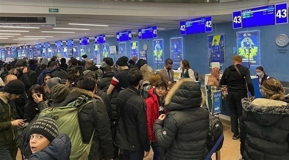عراقيون في بيلاروسيا يقطعون تذاكر السفر في مطار مينسك قُبيل العودة إلى العراق (تويتر)