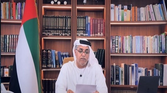 د. عبدالله المندوس يلقي كلمة الشيخ منصور بن زايد خلال الحفل الافتتاح (من المصدر)