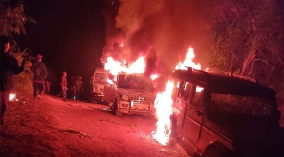 قرويون في الهند يحرقون سيارات تابعة للشرطة (تويتر)
