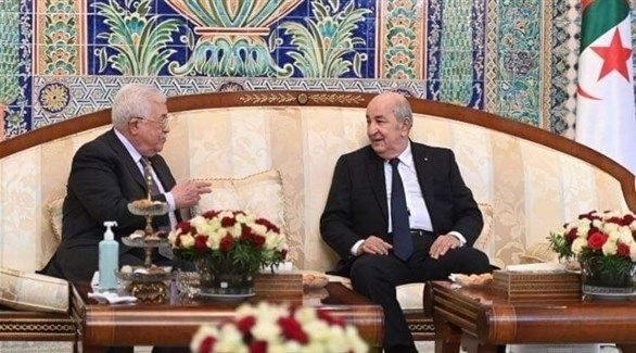 الرئيس الجزائري عبدالمجيد تبون خلال نظيره الفلسطيني محمود عباس (تويتر)