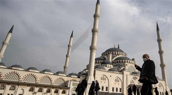 أتراك يسيرون بجانب مسجد تشاميلجا في إسطنبول (أرشيف)