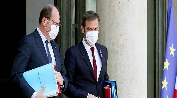 رئيس الوزراء الفرنسي جان كاستيكس ووزير الصحة أوليفييه فيران (أ ف ب)