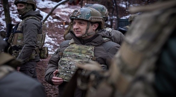 الرئيس الأوكراني فولوديمير زيلينسكي على الجبهة وسط جنود جيشه (الرئاسة الأوكرانية)