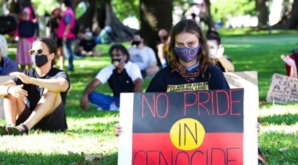 متظاهرة أسترالية تُندد بمقتل السكان الأصليين على يد البريطانيين (تويتر)
