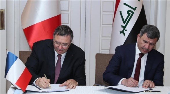 وزير النفط العراقي إحسان عبدالجبار ورئيس توتال باتريك بويان يوقعان الاتفاقية (واع)