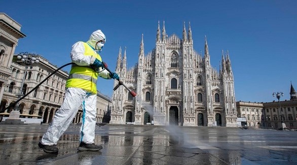 عامل إيطالي يعقم ساحة كاتدرائية ميلانو (أرشيف)