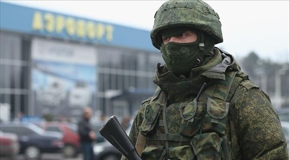 مسلح في أحد مطار جزيرة القرم المتنازع عليها بين روسيا وأوكرانيا (أرشيف / أرويترز)