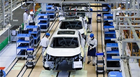 عمال في خط إنتاج لسيارات تويوتا اليابانية (أرشيف)