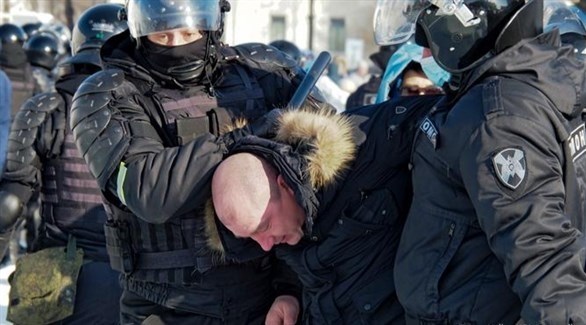 عناصر من الشرطة الروسية في مواجهة مؤيد لنافالني (أ ب) 