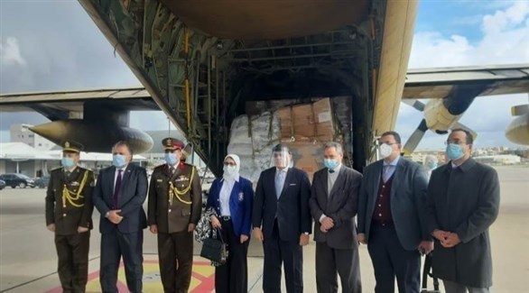 وزيرة الصحة المصرية هالة زايد تسلم المساعدات المصرية في مطار بيروت (وكالة الأنباء اللبنانية)