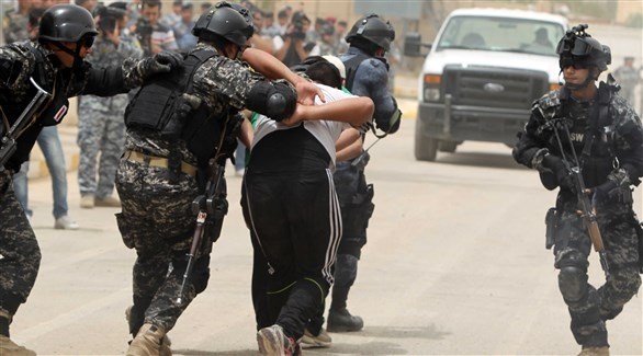 عناصر من الاستخبارات العراقية خلال القبض على إرهابي (أ ف ب)