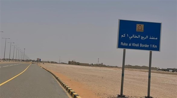لوحة مرورية على الطريق البري بين السعودية عمان عبر الربع الخالي (أرشيف)