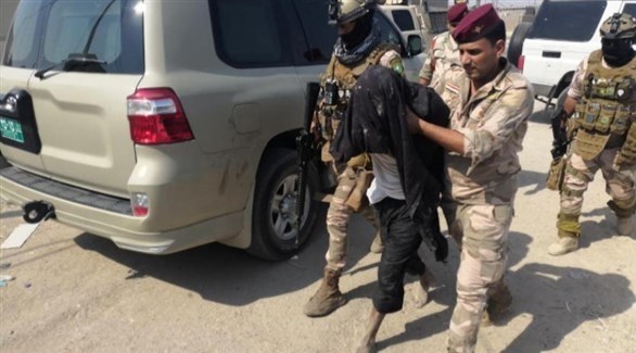 عناصر من القوات العراقية أثناء اعتقال داعشي (رويترز)