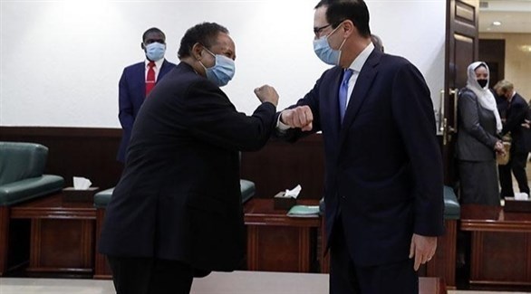 رئيس الوزراء السوداني عبدالله حمدوك ووزير الخزانة الأمريكي ستيفن منوتشن (سونا)