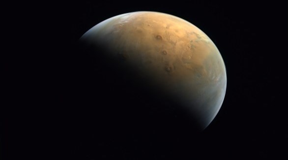 أول صورة يلتقطها مسبار الأمل لكوكب المريخ (من المصدر)
