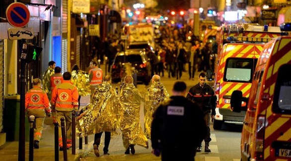 مسعفون ومصابون وناجون أمام مسرح باتكلان في باريس بعد الهجوم الإرهابي (أرشيف)