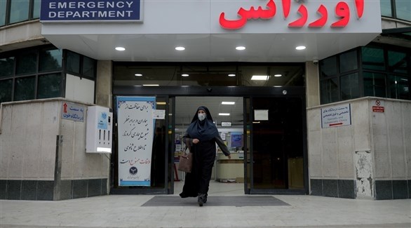 إيرانية أمام مستشفى في طهران (أرشيف)