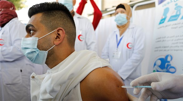 فلسطيني في مركز صحي بالضفة الغربية يحصل على تطعيم ضد كورونا (أرشيف)