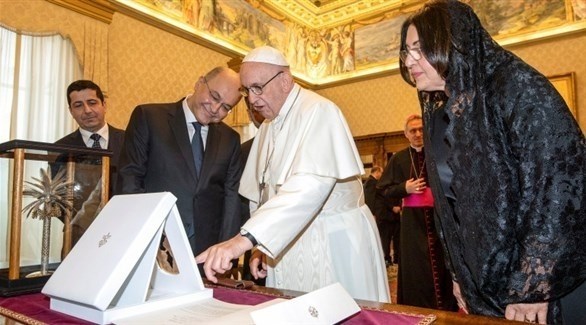 البابا فرنسيس مع الرئيس العراقي برهم صالح وزوجته بالفاتيكان في 2018 (أرشيف)