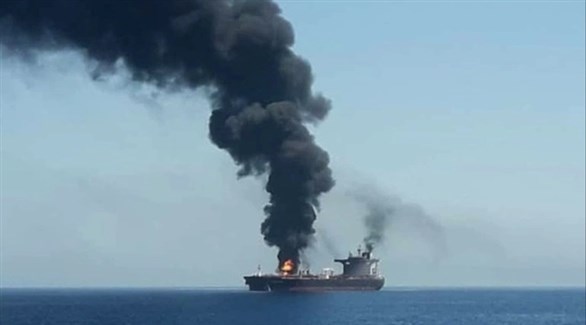 دخان يتصاعد من سفينة في خليج عمان (أرشيف)