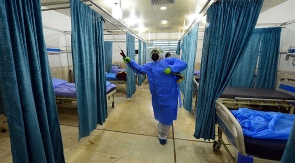 تعقيم مستشفى لعلاج مصابي كورونا في الجزائر (أ ف ب)