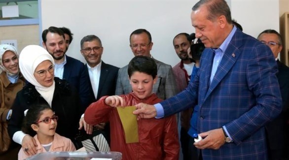 الرئيس التركي رجب طيب أردوغان أثناء الادلاء بصوته في استفتاء 2017 (أرشيف)