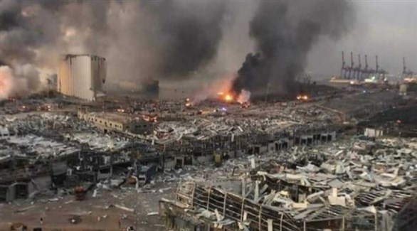 تصاعد الدخان والنيران بعد انفجار مرفأ بيروت (أرشيف)
