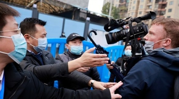 مصور أجنبي يواجه عناصر من الشرطة الصينية (أرشيف)