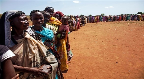 مواطنون يصطفون للحصول على مساعدات غذائية في جنوب السودان (غيتي)