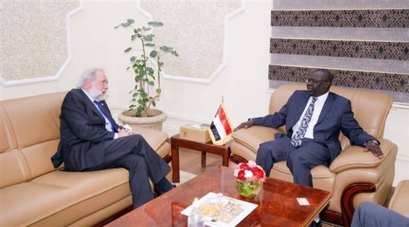 عضو مجلس السيادة السوداني صديق تاور خلال لقاء رئيس بعثة الصليب الأحمر (سونا)