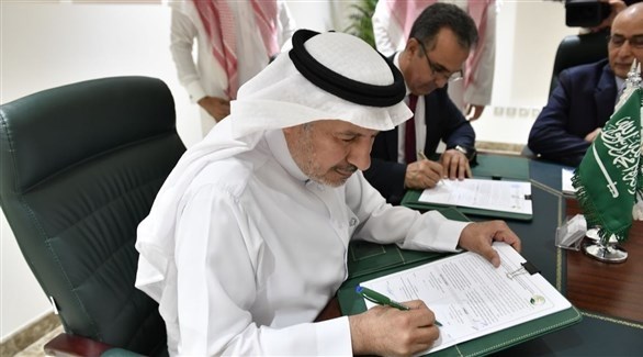 الدكتور عبدالله الربيعة خلال توقيع اتفاقيات لتقديم المساعدة لليمن (أرشيف)
