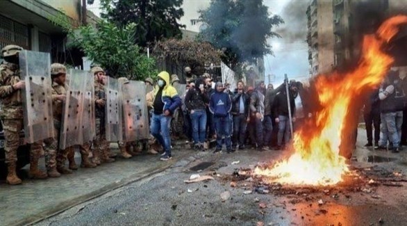 لبنانيون في احتجاجات سابقة بطرابلس (رويترز)