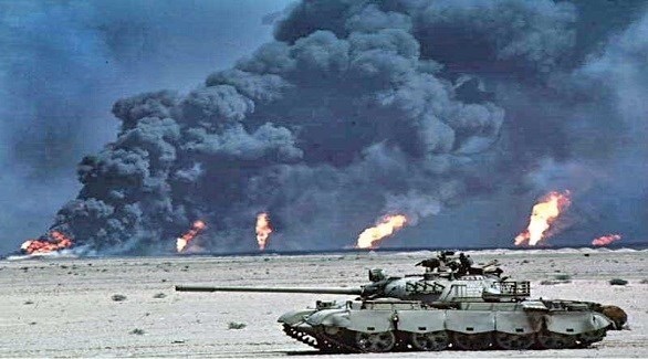 دبابة أمريكية أمام آبار نفط مشتعلة في الكويت (أرشيف)