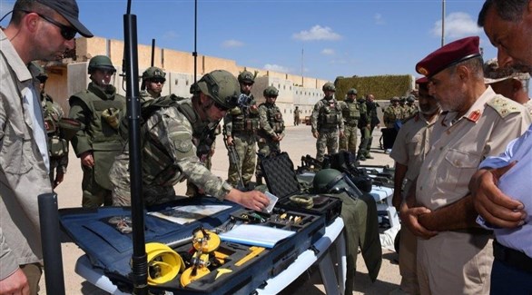 عسكريون أتراك مع ضباط من القوات الموالية للوفاق في طرابلس (أرشيف)