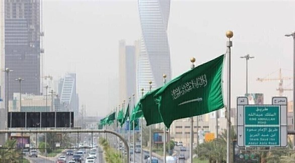العلم السعودي وسط أحد شوارع العاصمة الرياض (أرشيف)