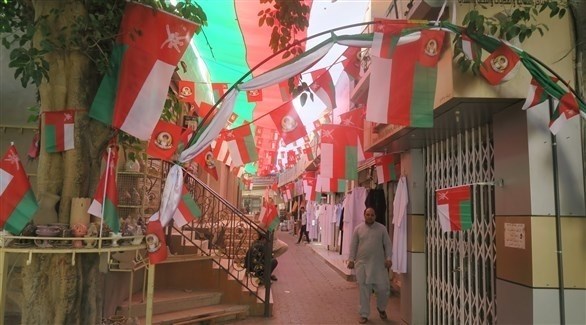 مجموعة من الأعلام العمانية المرفوعة في مسقط (أرشيف)