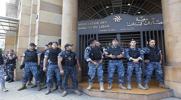 عسكريون لبنانيون أمام مقر جمعية المصارف في بيروت (أرشيف)