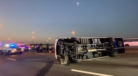حافلة نقل العمال بعد تدهورها في دبي (من المصدر)