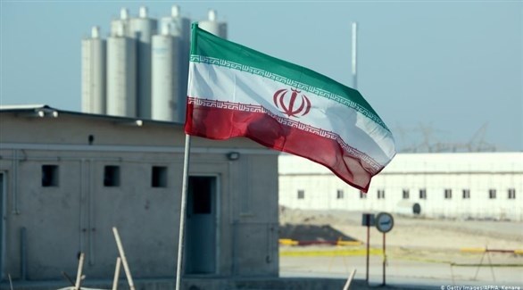 العلم الإيراني أمام منشأة نووية (أرشيف)