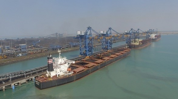 سفن تجارية تنتظر التحميل في ميناء غوجارات الهندي (أرشيف)