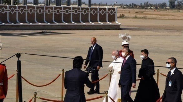 رئيس الوزراء العراقي مصطفى الكاظمي رفقة البابا فرنسيس فور وصوله لبغداد (تويتر)