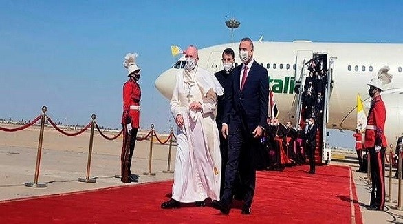 رئيس الوزراء العراقي مصطفى الكاظمي والبابا فرنسيس بعد نزوله من الطائرة في بغداد (أ ف ب)