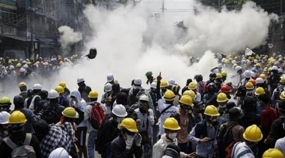تصاعد الغاز المسيل في ميانمار لتفريق المتظاهرين (أرشيف)