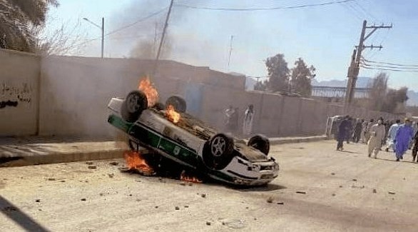 إيرانيون قرب سيارة شرطة تحترق في بلوشستان (أرشيف)