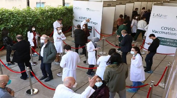 أطباء وممرضون لبنانيون ينتظرون التطعيم ضد كورونا في الجامعة الأمريكية ببيروت (أرشيف)