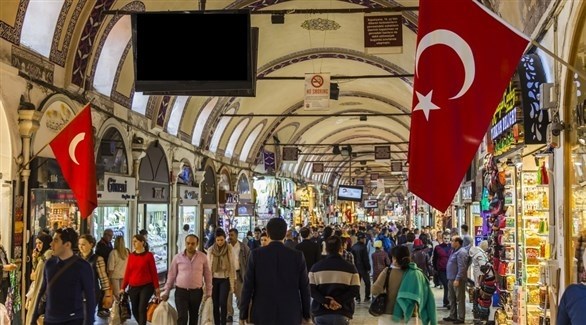 متسوقون في بازار اسطنبول (أرشيف)