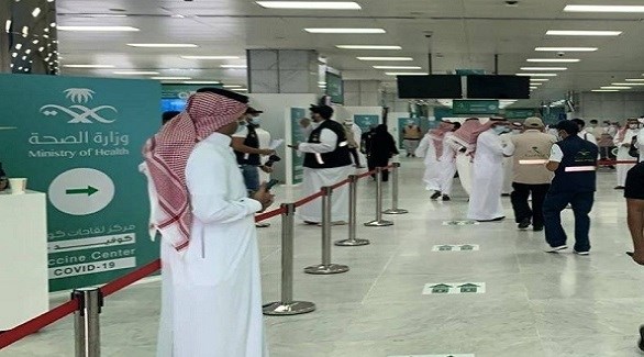 سعوديون ووافدون في مركز للتطعيم ضد كورونا (أرشيف) 